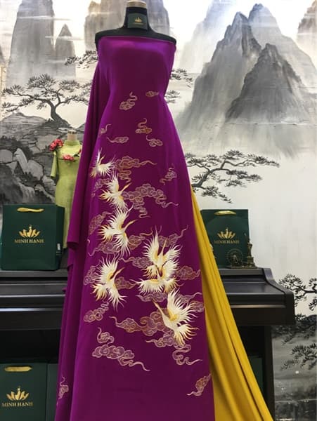 Áo dài tím cẩm thêu hạc mây