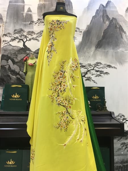 Áo dài vàng hoàng yến thêu tay
